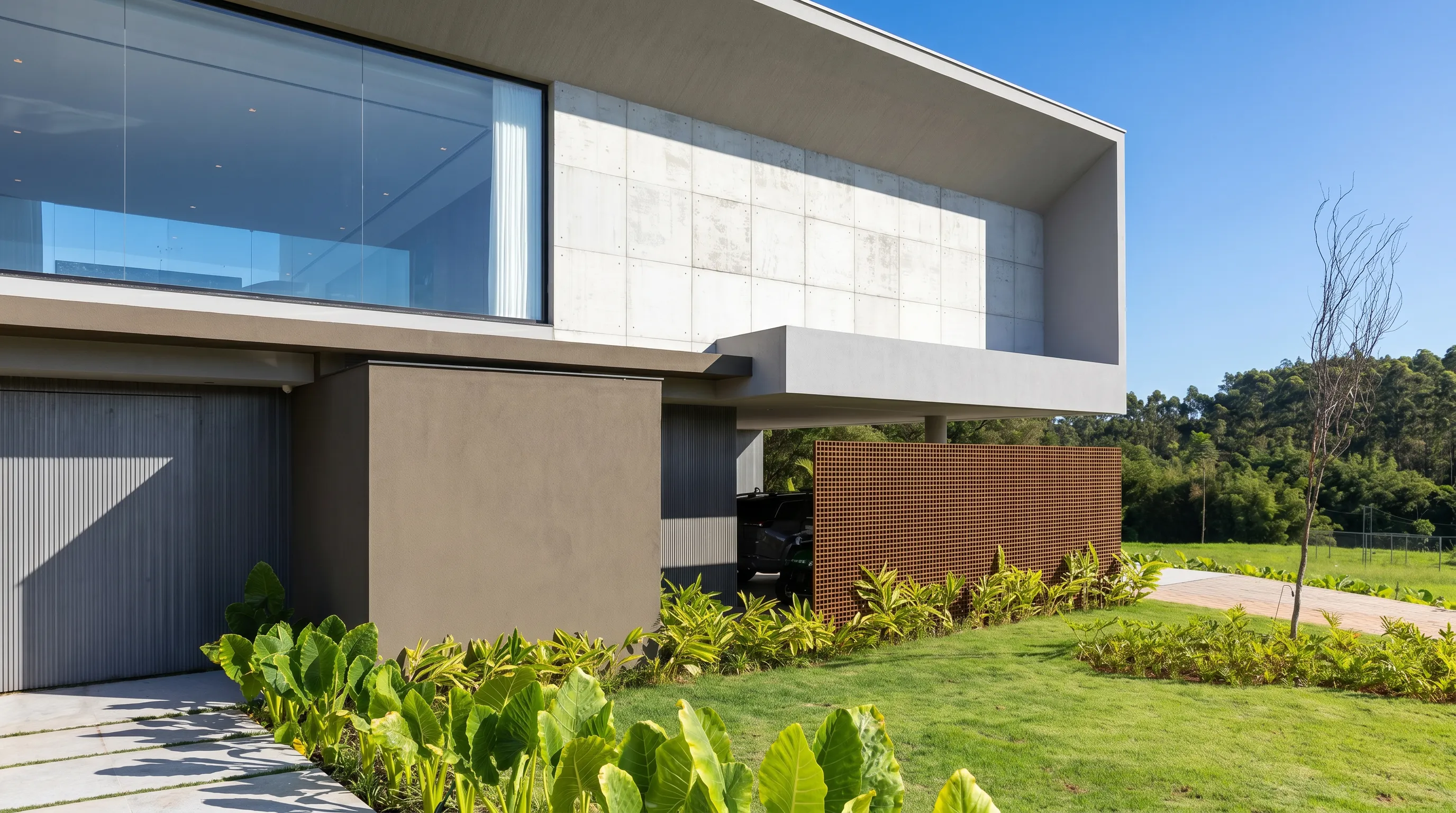 Garagem e brise de madeira da Casa Entreverdes na Fazenda da Grama sob volume superior em alvenaria e concreto aparente