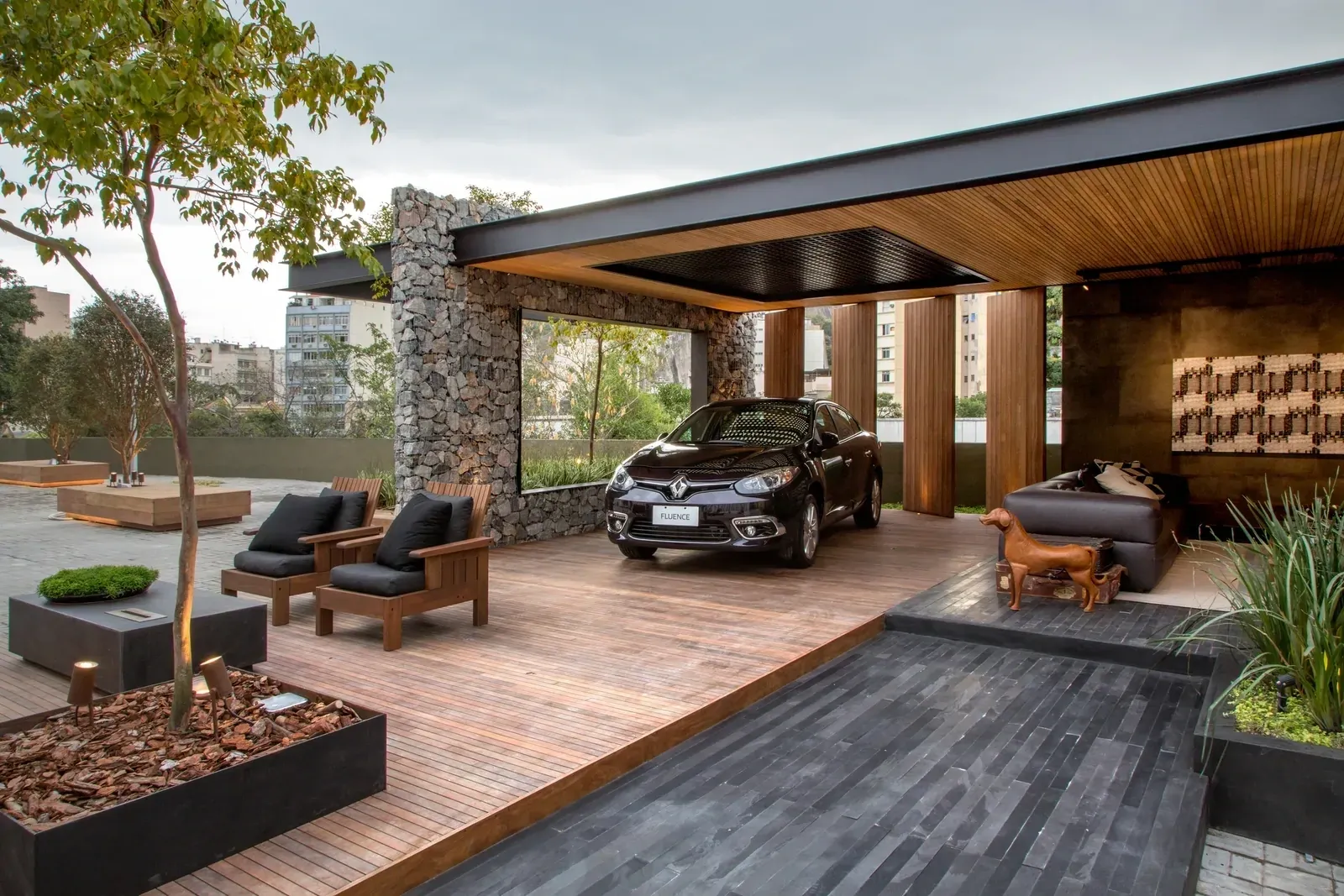 Residência contemporânea com estrutura metálica, cobertura em balanço, madeira, pedra e paisagismo.