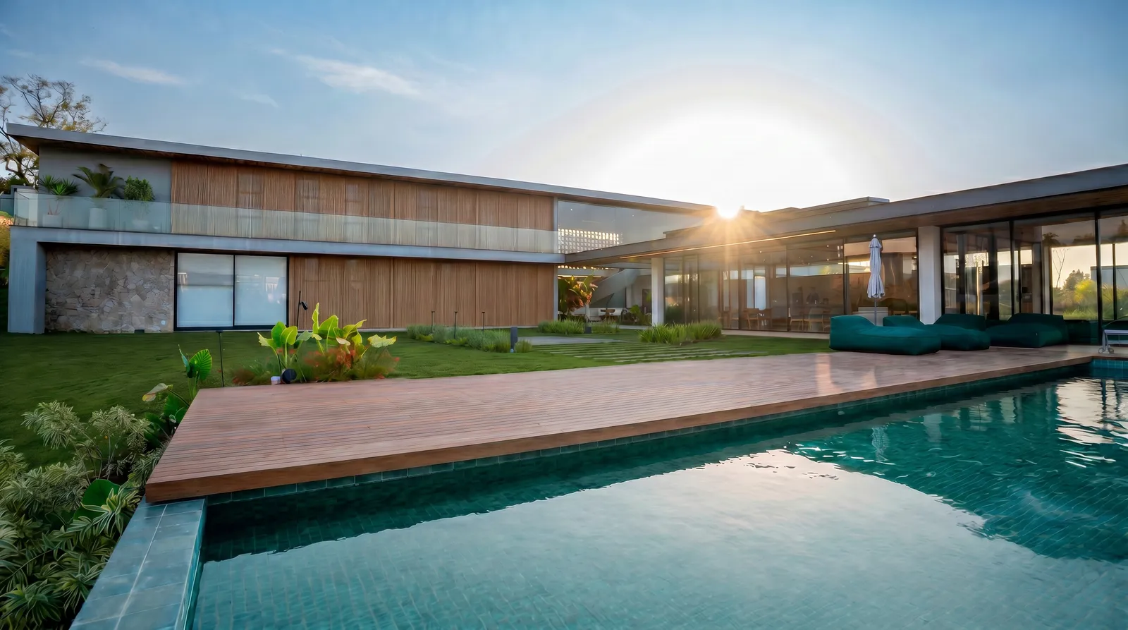 Casa Hof no Porto São Pedro com piscina, deck, fachada de vidro e arquitetura em aço pesado e Steel Frame