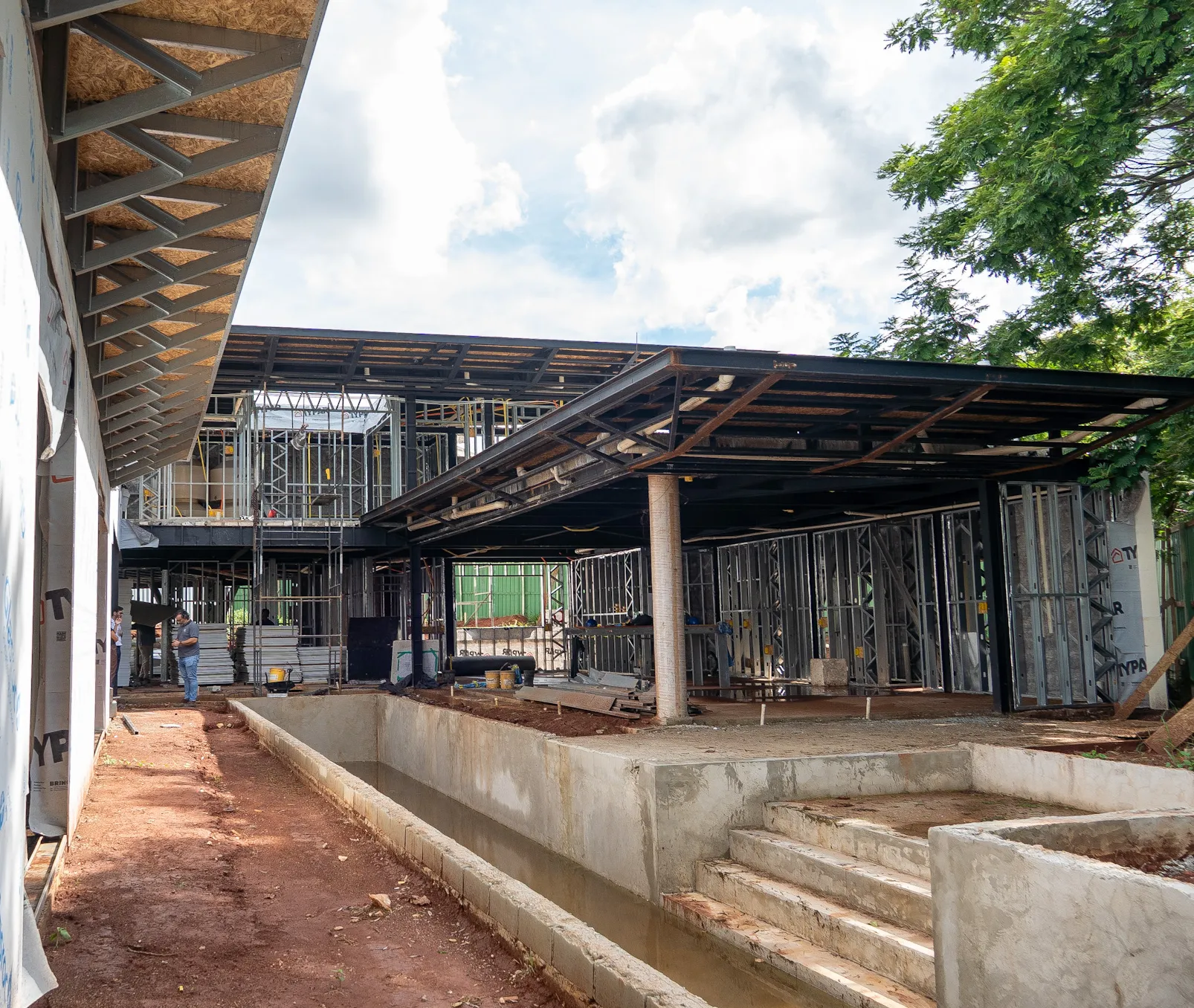 Casa Leque no Praia da Grama em obra com Steel Frame, estrutura metálica e cobertura em balanço