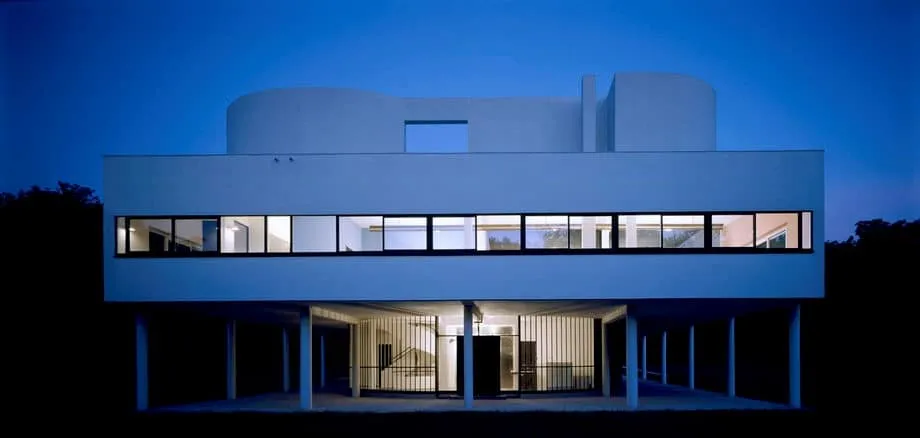Casa moderna com linhas retas, grandes panos de vidro e integração com a área externa