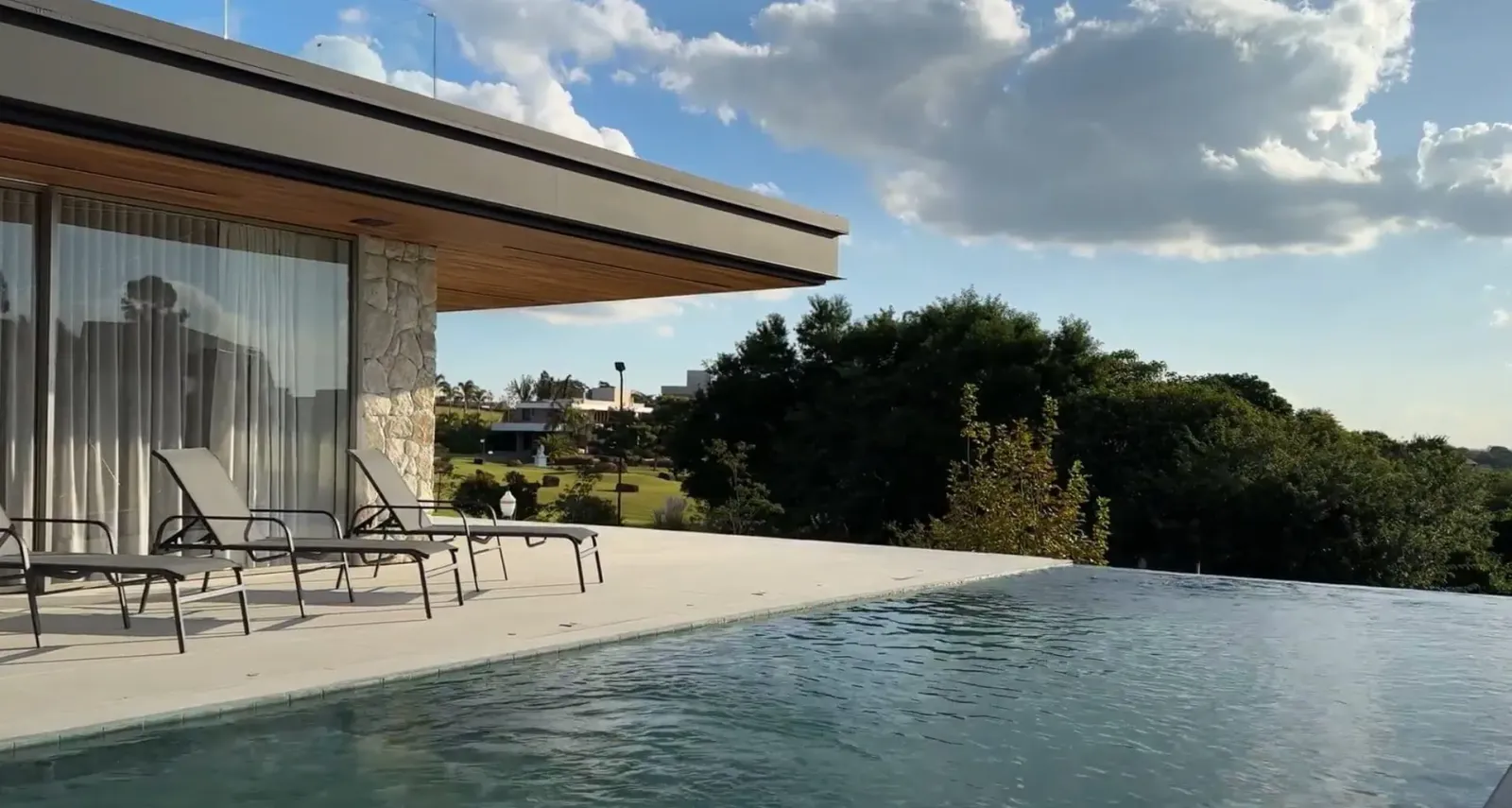 Piscina de borda infinita da Morada Pôr do Sol voltada para a paisagem do Porto São Pedro