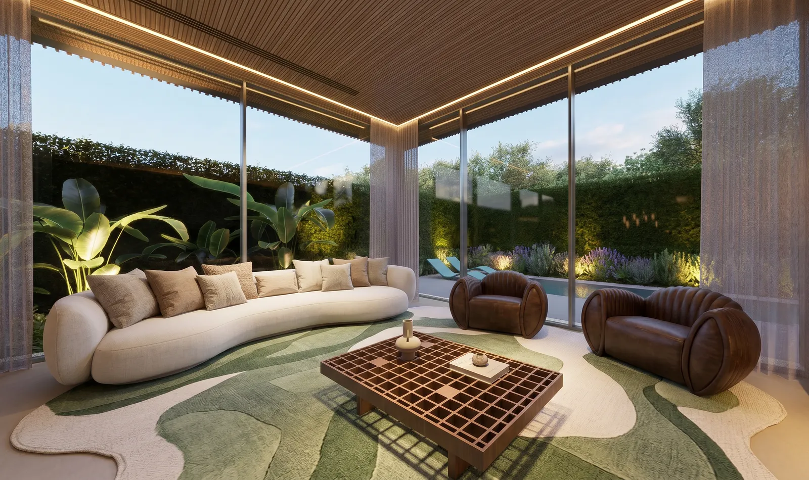 Lounge gourmet da Casa Trama em Alphaville Campinas com sofá orgânico, poltronas em couro, tapete verde, madeira ripada e vista para jardim e piscina