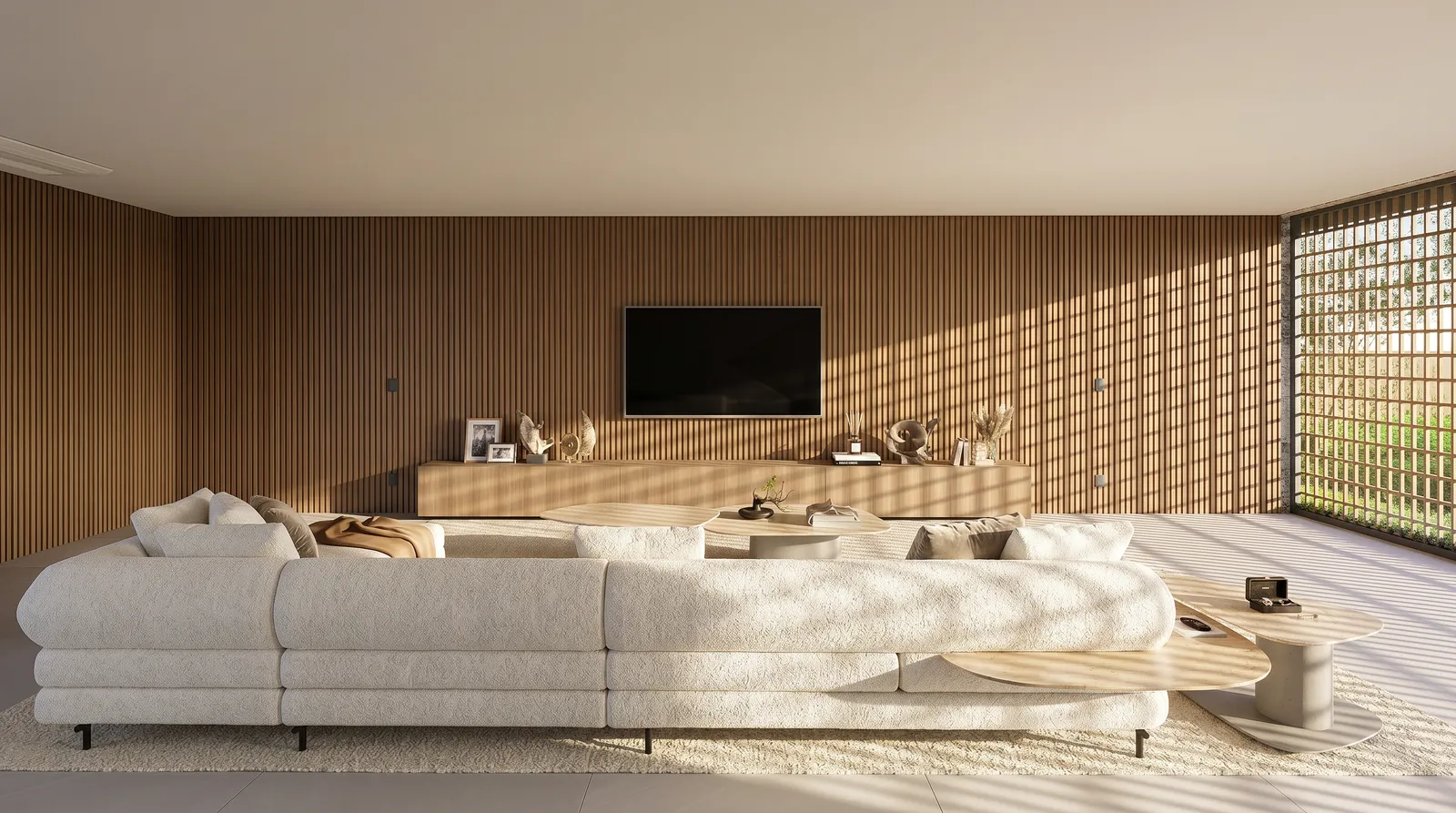 Sala de estar da Casa Vértice em Atibaia com painel de madeira ripada, sofá claro, mesa orgânica e cobogó filtrando a luz natural