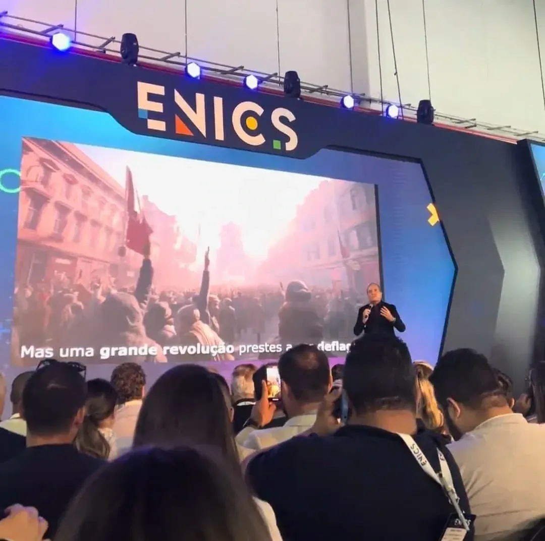 Auditório durante palestra do ENICS sobre sistemas construtivos industrializados.