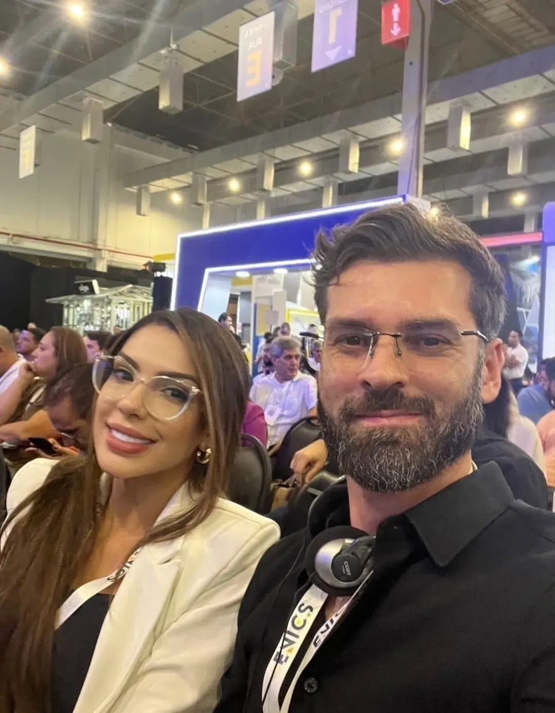 Felipe Rodrigues e Julie Marques Schultz, sócios da 8HAUS Arquitetura, em evento do ENICS relacionado a Steel Frame.