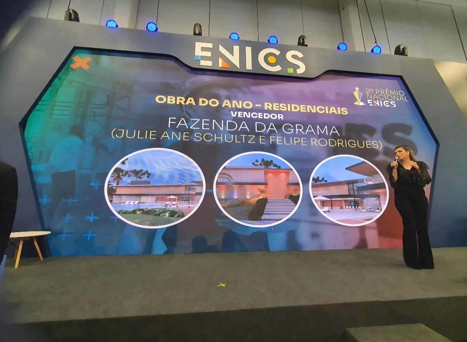 Registro de palco no ENICS com apresentação sobre Steel Frame e construção industrializada.