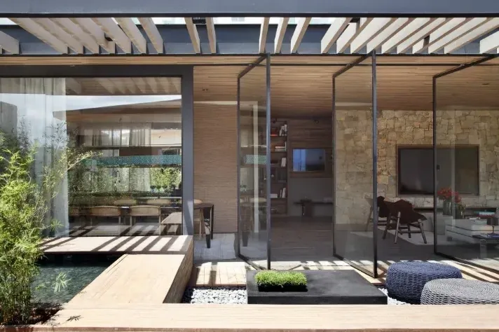Casa contemporânea de alto padrão em Steel Frame com estrutura metálica aparente, grandes vãos e integração entre interior e área externa