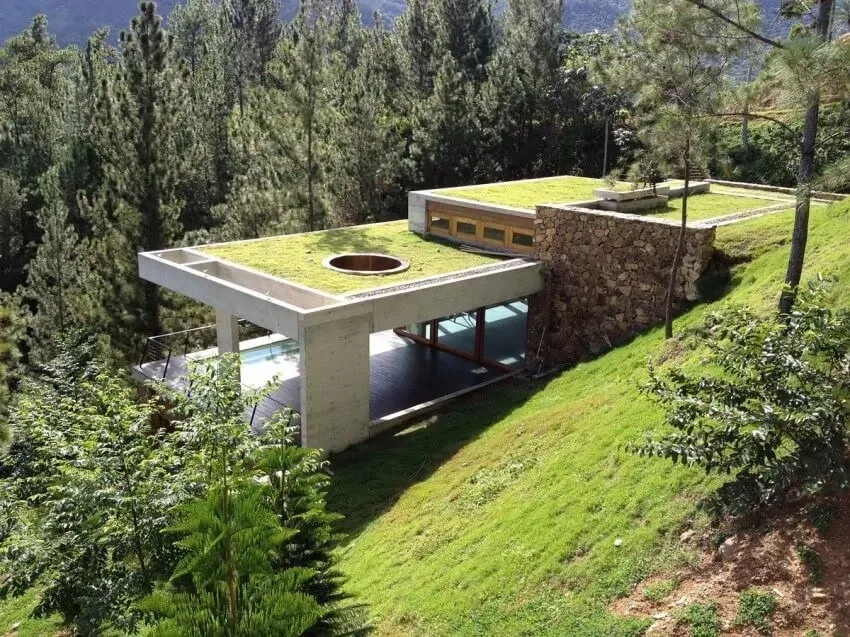 Terreno residencial com vegetação analisado para compra, topografia, insolação e implantação de casa