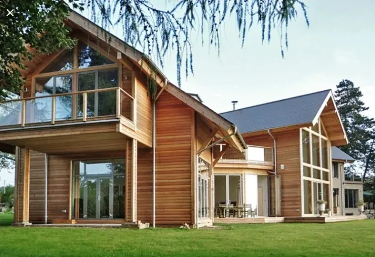 Residência com estrutura de madeira aparente usada para comparar Wood Frame e Steel Frame.